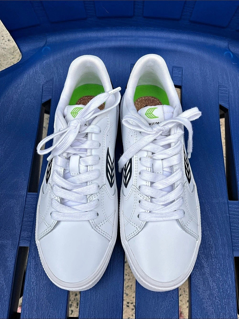 Cariuma Salvas White & Black Sneakers Like New